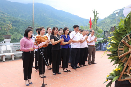 Đoàn cán bộ của cơ quan Văn phòng Đoàn ĐBQH, HĐND và UBND tỉnh dâng hương tại Đài tưởng niệm các anh hùng liệt sỹ trên điểm cao 468.