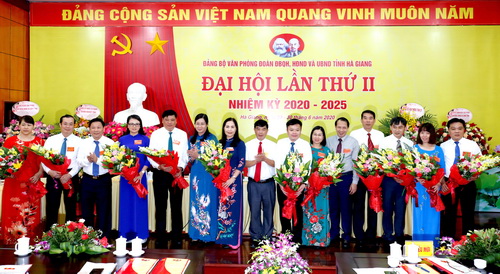 Ban Chấp hành Đảng bộ Văn phòng Đoàn ĐBQH, HĐND và UBND tỉnh lần thứ II, nhiệm kỳ 2020 - 2025 ra mắt Đại hội.