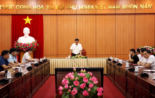 Chánh Văn phòng UBND tỉnh Lương Văn Đoàn phát biểu quán triệt một số nội dung tại cuộc họp.