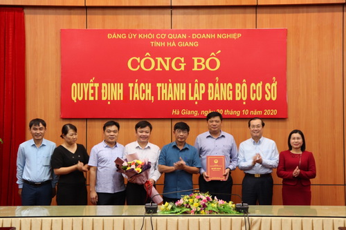 Đồng chí Trương Văn Thắng trao Quyết định thành lập và tặng hoa chúc mừng Đảng bộ Văn phòng UBND tỉnh