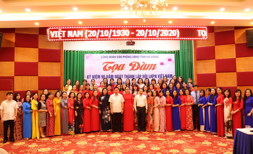 Các đồng chí Thường trực UBND tỉnh; lãnh đạo Công đoàn Viên chức tỉnh, Văn phòng UBND tỉnh và nữ công Văn phòng UBND tỉnh tại Tọa đàm kỷ niệm 90 năm Ngày thành lập Hội Liên hiệp phụ nữ Việt Nam.