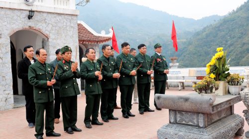 Thành kính dâng hương tưởng nhớ các anh hùng liệt sỹ tại Đài hương 468 mặt trận Vị Xuyên - Hà Giang.