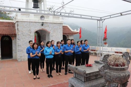 Đoàn viên Chi đoàn Văn phòng UBND tỉnh hưởng ứng các hoạt động chào mừng kỷ niệm 90 năm ngày thành lập Đoàn TNCS Hồ Chí Minh