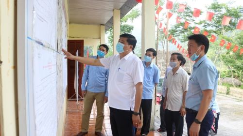 Chánh Văn phòng UBND tỉnh Lương Văn Đoàn kiểm tra việc niêm yết danh sách đại biểu tại khu vực bỏ phiếu xã Bản Rịa.