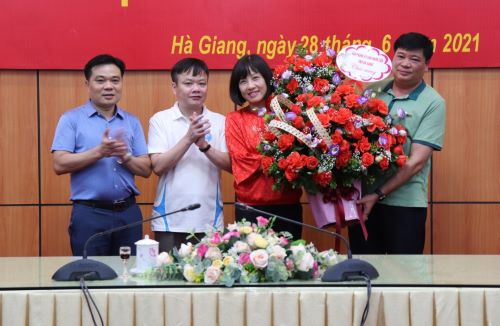 Nguyên Chánh Văn phòng UBND tỉnh Lương Văn Đoàn cùng các đồng chí Phó Chánh Văn phòng tặng hoa chúc mừng đồng chí tân Chánh Văn phòng Lại Thị Hương.