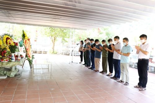 Văn phòng UBND tỉnh dâng hương tưởng nhớ các anh hùng liệt sỹ tại Đài hương 468