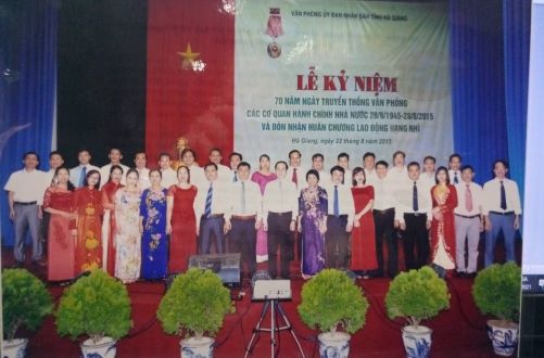 Tập thể Văn phòng UBND tỉnh Hà Giang tại Lễ Kỷ niệm 70 năm Ngày truyền thống Văn phòng cơ quan hành chính Nhà nước - Vinh dự đón nhận Huân chương Lao động hạng Nhì năm 2015.