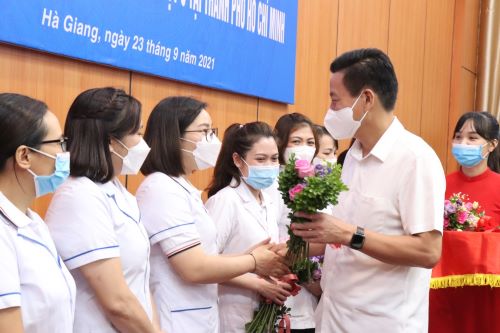 Chủ tịch UBND tỉnh Nguyễn Văn Sơn tặng hoa, hỏi thăm hoàn cảnh gia đình các nữ cán bộ Y tế tham gia chi viện miền Nam chống dịch đợt này.