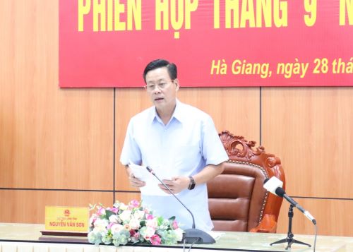 Chủ tịch UBND tỉnh Nguyễn Văn Sơn phát biểu chỉ đạo phiên họp.
