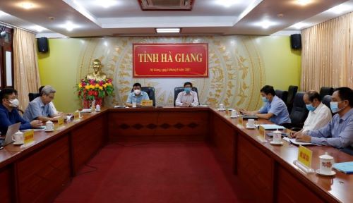 Phó Chủ tịch Thường trực UBND tỉnh Hoàng Gia Long cùng các đại biểu dự Hội nghị tại điểm cầu tỉnh Hà Giang.