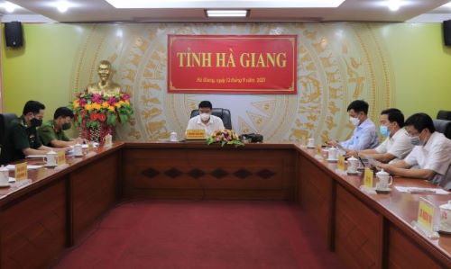Phó Chủ tịch Thường trực UBND tỉnh Hoàng Gia Long và các đại biểu dự Hội nghị tại điểm cầu tỉnh Hà Giang.