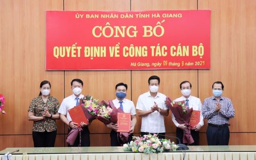 Phó Bí thư Tỉnh ủy, Chủ tịch UBND tỉnh Nguyễn Văn Sơn trao Quyết định bổ nhiệm, tặng hoa các đồng chí được điều động, bổ nhiệm công tác.