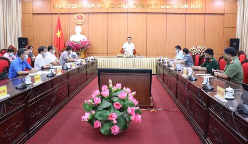 Chủ tịch UBND tỉnh Nguyễn Văn Sơn phát biểu kết luận cuộc họp.