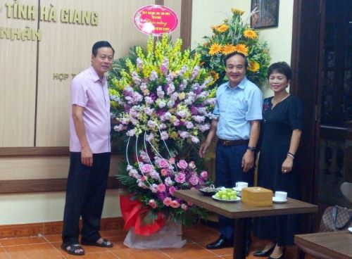 Phó Bí thư Tỉnh ủy, Chủ tịch UBND tỉnh Nguyễn Văn Sơn tặng hoa chúc mừng Hiệp hội Doanh nghiệp tỉnh nhân Ngày Doanh nhân Việt Nam.