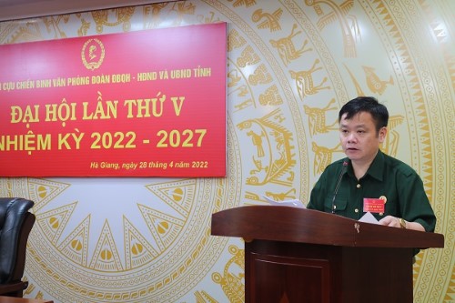 Đồng chí Nguyễn Huy Sắc, Chủ tịch Hội CCB nhiệm kỳ 2017 - 2022 báo cáo tình hình và tư cách hội viên.